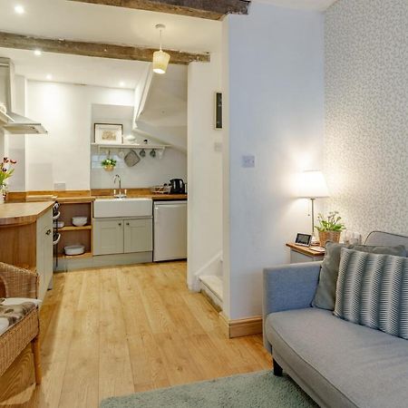 The Shoe Box Cottage With Allocated Parking มาล์มสบรี ภายนอก รูปภาพ