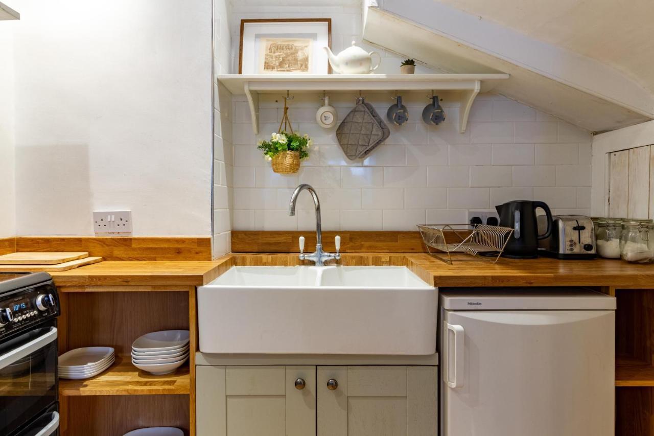 The Shoe Box Cottage With Allocated Parking มาล์มสบรี ภายนอก รูปภาพ