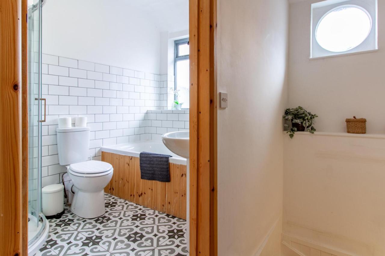 The Shoe Box Cottage With Allocated Parking มาล์มสบรี ภายนอก รูปภาพ