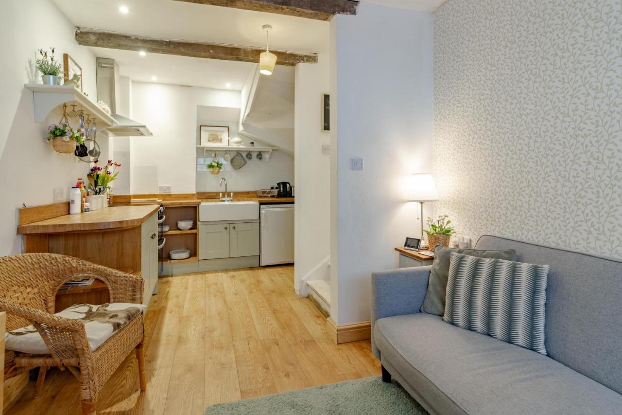 The Shoe Box Cottage With Allocated Parking มาล์มสบรี ภายนอก รูปภาพ