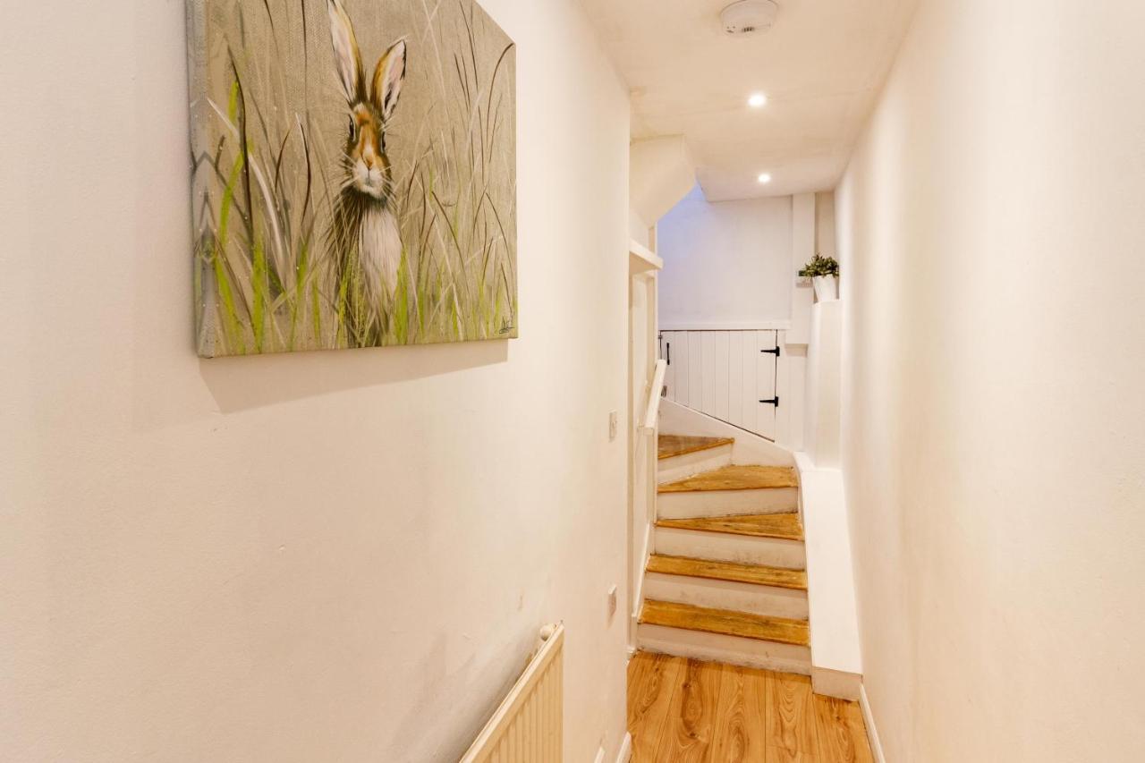 The Shoe Box Cottage With Allocated Parking มาล์มสบรี ภายนอก รูปภาพ