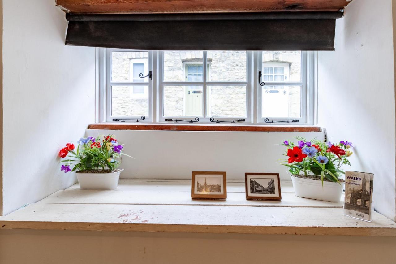 The Shoe Box Cottage With Allocated Parking มาล์มสบรี ภายนอก รูปภาพ