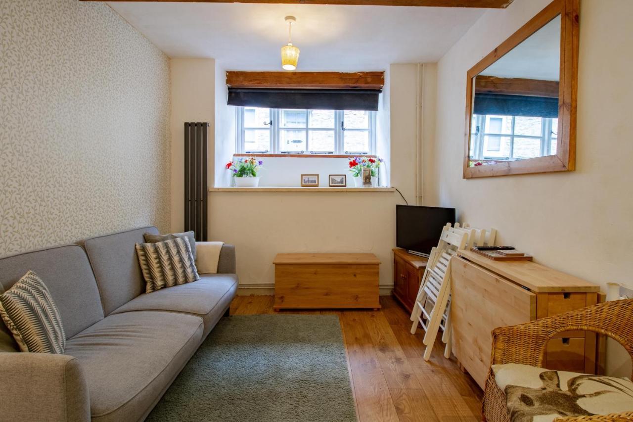 The Shoe Box Cottage With Allocated Parking มาล์มสบรี ภายนอก รูปภาพ