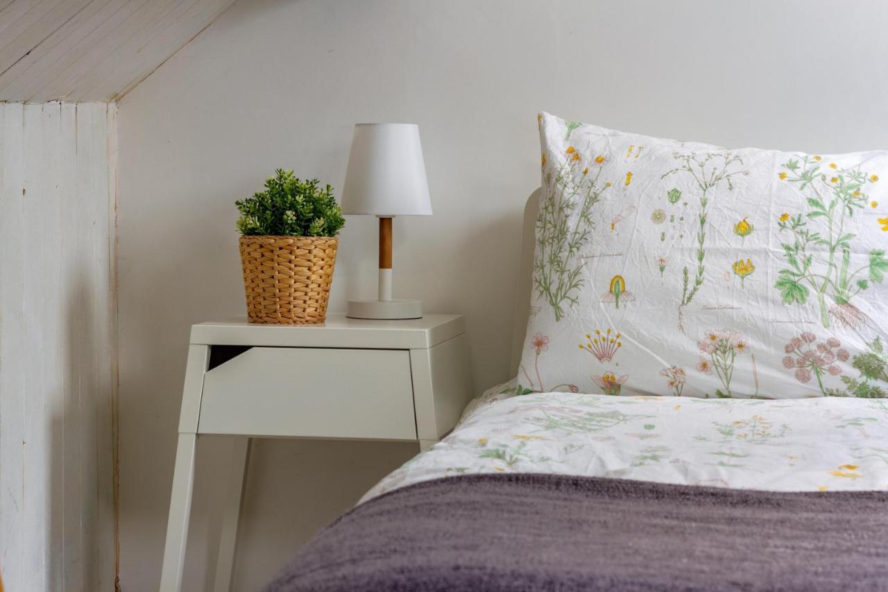 The Shoe Box Cottage With Allocated Parking มาล์มสบรี ภายนอก รูปภาพ