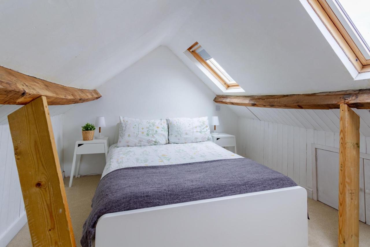 The Shoe Box Cottage With Allocated Parking มาล์มสบรี ภายนอก รูปภาพ