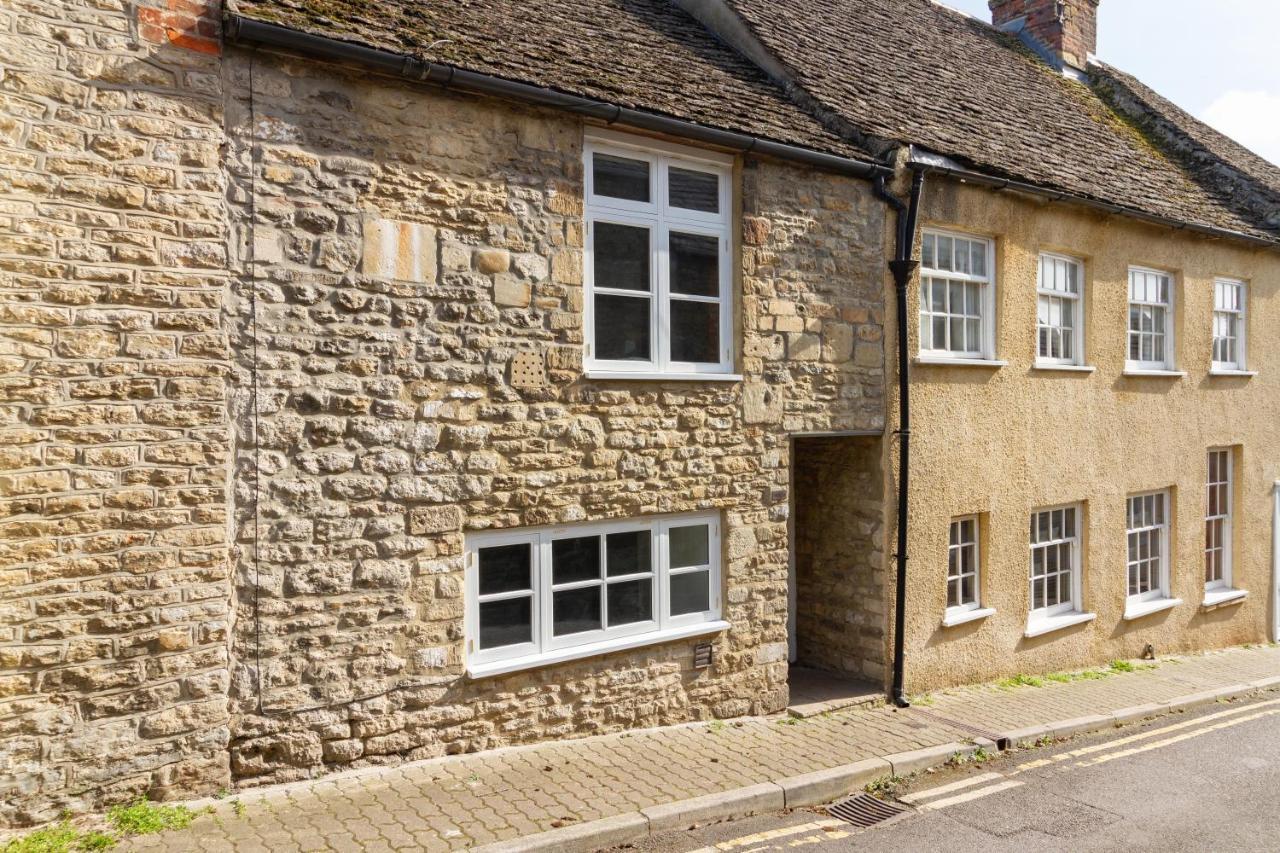 The Shoe Box Cottage With Allocated Parking มาล์มสบรี ภายนอก รูปภาพ